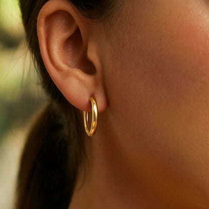 Essential Polished Huggie Hoop Earrings in Yellow Gold (1.3x11.5mm)