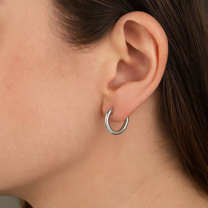 Essential Polished Huggie Hoop Earrings in White Gold (1.3x11.5mm)